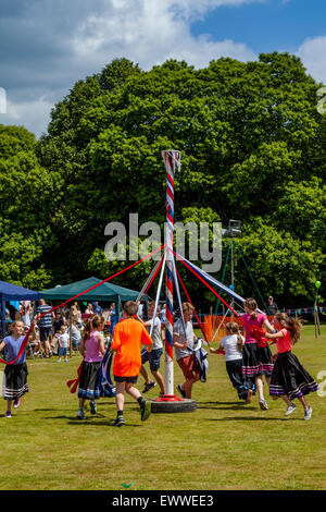 Traditionelle Maibaum Tanz, Nutley Village Fete, Nutley, Sussex, UK Stockfoto