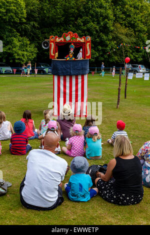 Einheimische Kinder beobachten ein traditioneller Punch & Judy Show im jährlichen Nutley Dorffest, Nutley, Sussex, UK Stockfoto