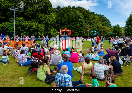 Einheimische Kinder beobachten ein traditioneller Punch & Judy Show im jährlichen Nutley Dorffest, Nutley, Sussex, UK Stockfoto