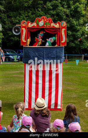 Einheimische Kinder beobachten ein traditioneller Punch & Judy Show im jährlichen Nutley Dorffest, Nutley, Sussex, UK Stockfoto