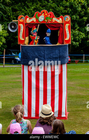 Einheimische Kinder beobachten ein traditioneller Punch & Judy Show im jährlichen Nutley Dorffest, Nutley, Sussex, UK Stockfoto