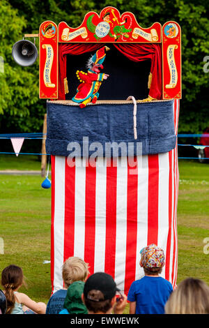 Einheimische Kinder beobachten ein traditioneller Punch & Judy Show im jährlichen Nutley Dorffest, Nutley, Sussex, UK Stockfoto