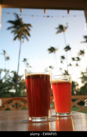 Zwei Pints Bier sitzen auf dem Tisch der Waimea Brewing Company in einer ehemaligen Palmenplantage auf der Insel Kauai, Hawaii. Stockfoto