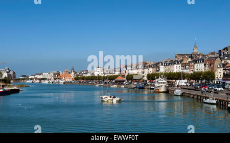 Trouville-sur-Mer fotografiert von der Brücke, trennt es vom angrenzenden Deauville. Trouville ist ein Fischerdorf in der Normandie, Frankreich Stockfoto