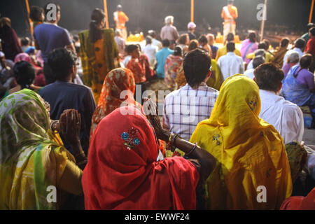 Hindu-Service, Ganga Aarti, spät abends am Dashashwamedh Ghat der berühmtesten und zentrale Baden Ghat. Die Kultur der V Stockfoto