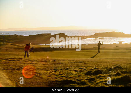 Sonnenuntergang im Portstewart Golf Club. Portstewart ist einer der wenigen Clubs in Irland mit drei 18-Loch-Golfplätze und das ist The Old Course. oberhalb der felsigen Küste östlich von Port Stewart, wo der Verein wurde im Jahre 1894 gegründet. Links-Course neben Atlantischen Ozean, östlich von Derry (London) und im County Londonderry, Nordirland. Foto in der Nähe der A2-Straße eine spektakuläre Küstenstraße. April. Stockfoto