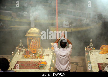 Beten in Hindu Dienst, Baden Ganga Aarti, spät abends am Dashashwamedh Ghat der berühmtesten und zentrale Ghat. Die c Stockfoto