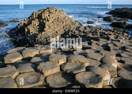 Die Mondlandschaft des Giant's Causeway. Die Causway ist eine geologische Freak, verursacht durch Vulkanausbrüche und abkühlenden Lava r Stockfoto