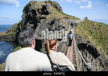 Kreuzung Carrick ein Rede Rope Bridge, eine Hängebrücke, die 20 Meter vom Festland auf die winzige Insel Carrick überspannt. Thi Stockfoto