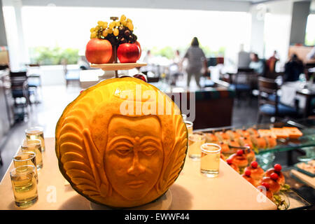 Kürbis-Kunstskulptur geschnitzt in Form des Buddha am Frühstücksbuffet im erstklassigen fünf Sterne Peerless Inn Hotel Kalkutta Kolkata, die Hauptstadt des Bundesstaat West Bengal, Indien, Asien. Stockfoto