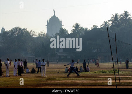 Am frühen Morgen Spiele Cricket bei Azad Maiden mit Victoria Terminus V.T.  Bahnhof in zentralen Mumbai / Bombay, Maharashtra Stockfoto