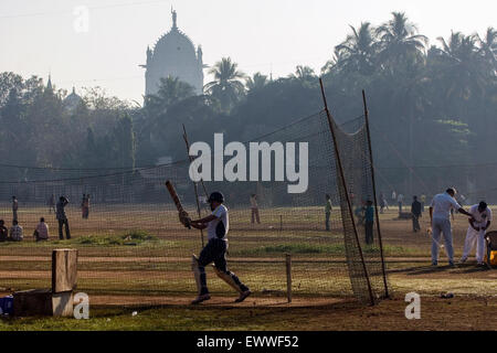 Am frühen Morgen Spiele Cricket bei Azad Maiden mit Victoria Terminus V.T.  Bahnhof in zentralen Mumbai / Bombay, Maharashtra Stockfoto