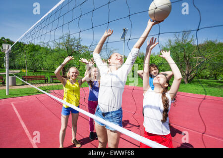 Jugend in Bewegung mit Arme nach oben Volleyball spielen Stockfoto