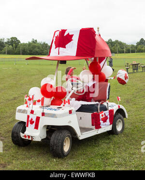 Ontario, Kanada. 1. Juli 2015. Ein junges Mädchen fesselt Luftballons auf die Canadamobile bei den Canada Day Feierlichkeiten in Cannington, Ontario am 1. Juli/Kredit-2015: Jill Morgan/Alamy Live News Stockfoto