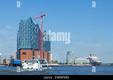 Elbphilharmonie, Marco-Polo-Tower, Unilever-Haus und Cruise ship ´Queen Mary Winkel2, HafenCity, Hamburg, Deutschland Stockfoto