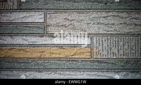 Alte Mauer aus farbigen Harz Steinplatten als Hintergrund Stockfoto