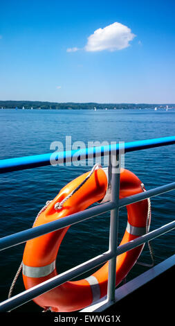 Rettungsring an Bord eines Schiffes am blauen Himmelshintergrund Stockfoto