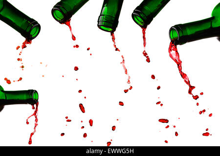 Letzten Rotwein Tropfen aus Flasche Satz isoliert auf weiss Stockfoto