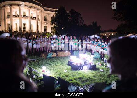 Washington DC, USA. 30. Juni 2015. Girl Scouts beteiligen Freundschaft Kreis um ein Lagerfeuer während der allerersten weiße Haus Feldlagers mit fünfzig-vierten Klasse Mädchen als Bestandteil der gehen! Außen-Initiative auf dem South Lawn des weißen Hauses 30. Juni 2015 in Washington, DC. Stockfoto