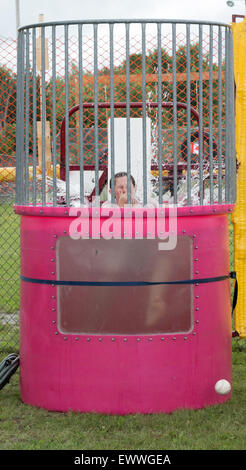 Ontario, Kanada. 1. Juli 2015. Ein junges Mädchen landet im Dunk Tank am Canada Day Feierlichkeiten in Cannington, Ontario Juli 1/2015 Credit: Jill Morgan/Alamy Live News Stockfoto