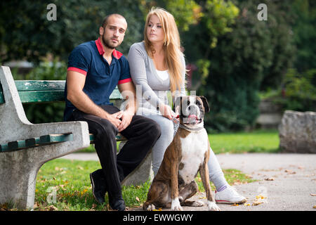 Junges Paar mit Hund Stockfoto