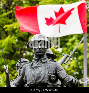 Kriegerdenkmal und kanadische Flagge in Charlottetown, Prince Edward Island, Kanada. Stockfoto