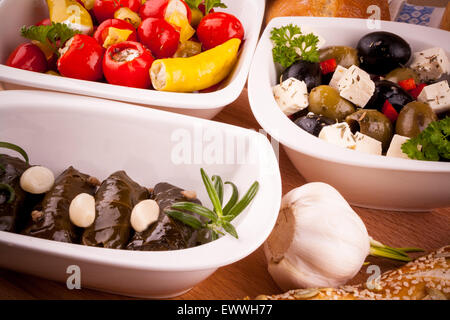 Mediterrane Antipasti, verlässt Rebe gefüllt mit Paprika, Ansicht von oben Stockfoto