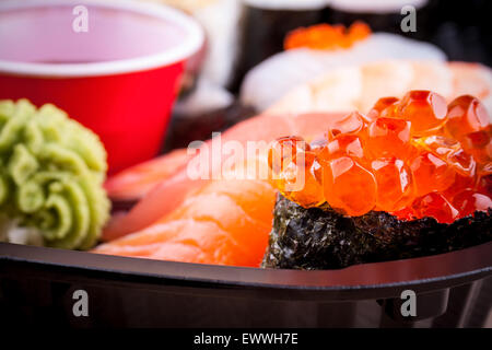 Lachs-Kaviar Ikura Sushi mit Tiefenschärfe, Nahaufnahme Stockfoto