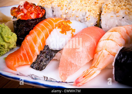 Verschiedene Fisch-Sushi mit Lachs Ikura, Nahaufnahme Stockfoto