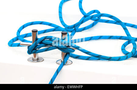 Yacht-Poller (Bitt) mit blauen verworrenen Seil auf einem Deck, Konzept-Bild. Stockfoto