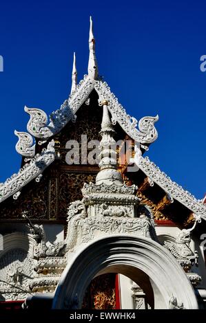 Chiang Mai, Thailand: Vihan Hall und opulenten Eingangstor am Wat Mahawan Stockfoto