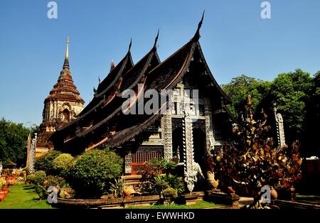 Chiang Mai, Thailand: Nördliche Lanna Stil Teak Holz Vihan Hall mit kunstvoll geschnitzten Fassade am Wat Lok Molee Stockfoto