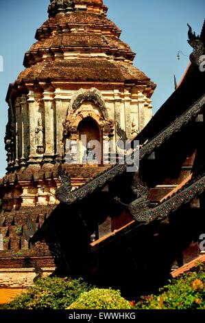 Chiang Mai, Thailand: Jahrhundertealte große Ziegel und Stein Chedi mit Buddha-Statue im Wat Lok Molee Stockfoto