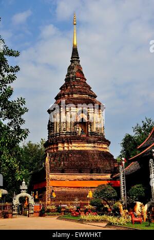Chiang Mai, Thailand: Wat Lok Molee Jahrhunderte alte Ziegelstein Chedi mit vergoldeten Turm und Nischen an allen vier Seiten * Stockfoto