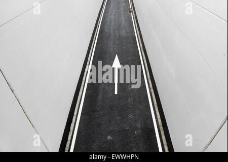 Industrielle Schuss mit einer neuen Asphalt zweispurige Straße, die aus einem tunnel Stockfoto