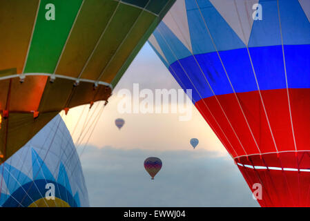 Heißluftballons in Sonnenaufgang in Kappadokien, Anatolien, Türkei Stockfoto