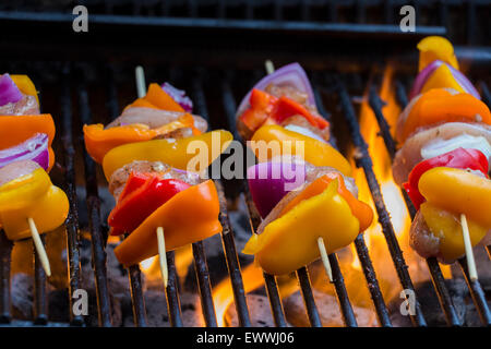 BBQ mit Kebab zu kochen. Kohle-Grill Hähnchen-Fleisch-Spieße mit Champignons und Paprika. Stockfoto