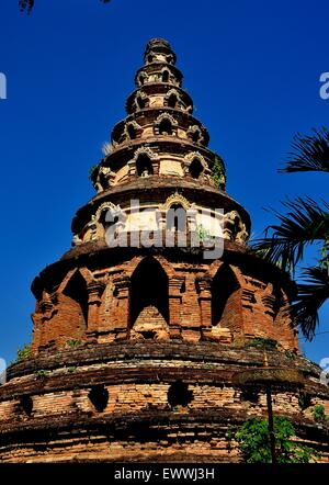 Chiang Mai, Thailand: Jahrhundertealte siebenstöckigen Ziegelstein Chedi mit Buddha-Figuren sitzen im zurückgesetzten Nischen * Stockfoto