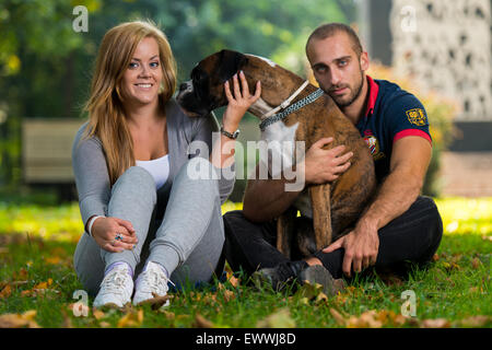 Junges Paar mit Hund Stockfoto