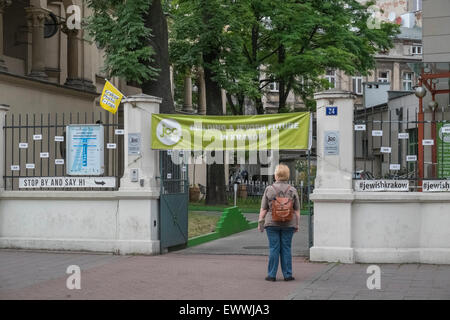 Frau steht am Eingang zum jüdischen Gemeindezentrum, Miodowa 24, Kaziemierz Bezirk, Krakau, Polen Stockfoto