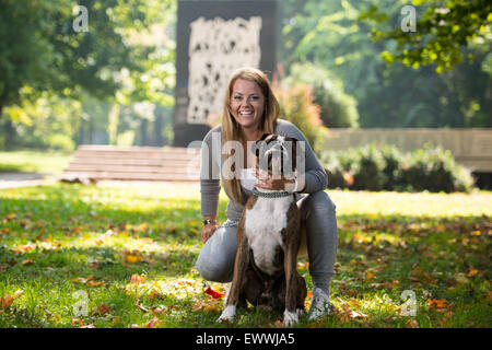 Junge Frauen mit Hund Stockfoto