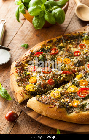 Hausgemachte gegrillten Pesto Pizza mit Grünkohl und Urtomaten Stockfoto