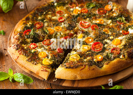 Hausgemachte gegrillten Pesto Pizza mit Grünkohl und Urtomaten Stockfoto