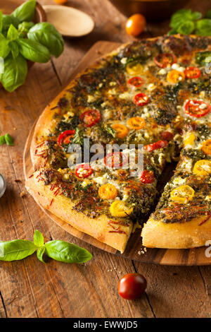 Hausgemachte gegrillten Pesto Pizza mit Grünkohl und Urtomaten Stockfoto