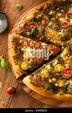 Hausgemachte gegrillten Pesto Pizza mit Grünkohl und Urtomaten Stockfoto