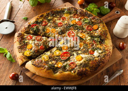 Hausgemachte gegrillten Pesto Pizza mit Grünkohl und Urtomaten Stockfoto