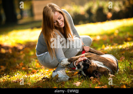 Junge Frauen mit Hund Stockfoto