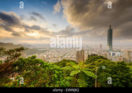 Taipei, Taiwan Skyline bei Sonnenuntergang. Stockfoto