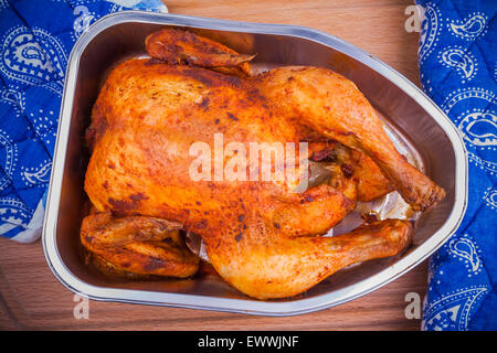 Ganze gegrillte Hühnchen gebacken in Aluminium Schale, Ansicht von oben Stockfoto