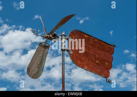 Rusty Red weathervane oben Weinberg unter einem bewölkten Himmel Stockfoto